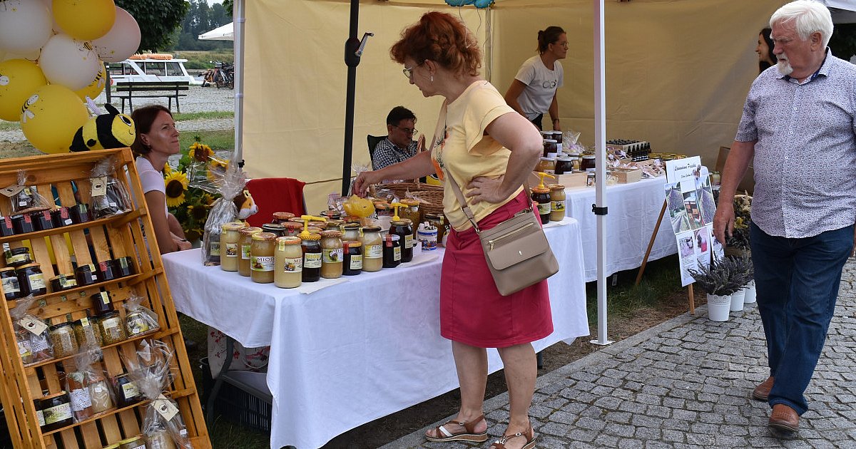 Miody i występy "na ludową nutę" w Sandomierzu. Odbyło się tam święto pszczelarzy [ZDJĘCIA]