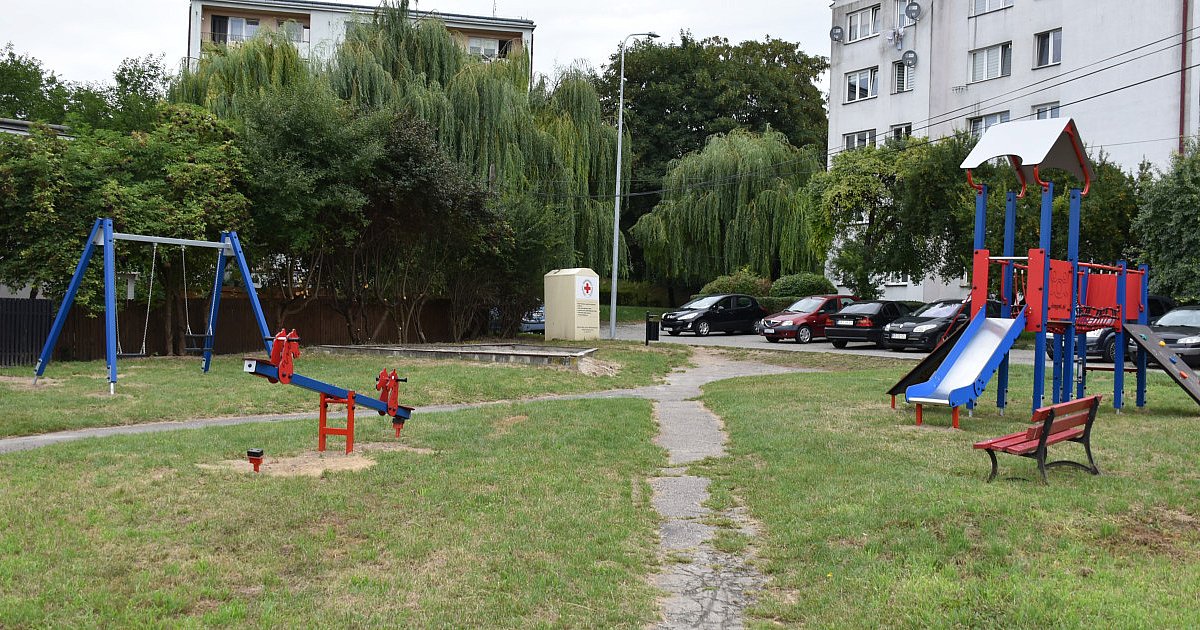 Plac dla najmłodszych w centrum Sandomierza jest jak nowy. Odnawiane są również inne takie miejsca w mieście [ZDJĘCIA]