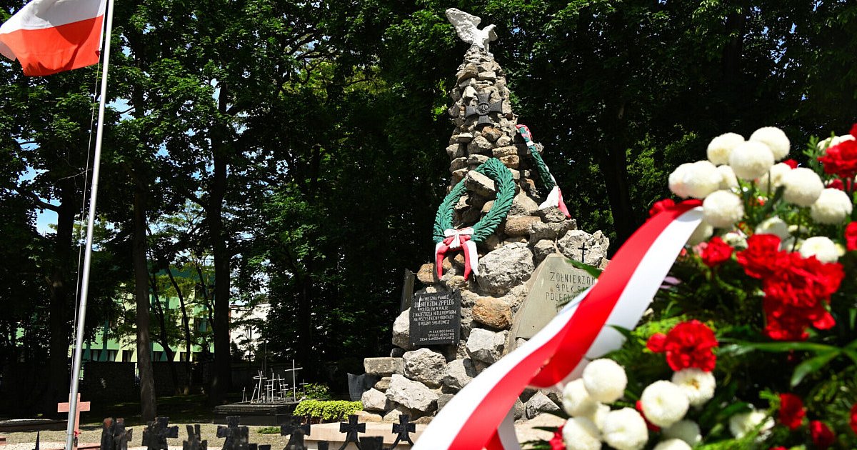 Sandomierskie obchody 80. rocznicy wybuchu Powstania Warszawskiego. Uroczystość i dźwięk syren w godzinie "W"