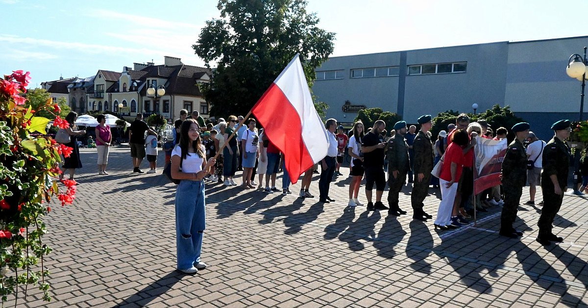 Tarnobrzeżanie ustawili żywy symbol Polski Walczącej by uczcić 80. rocznicę wybuchu Powstania Warszawskiego [ZDJĘCIA]