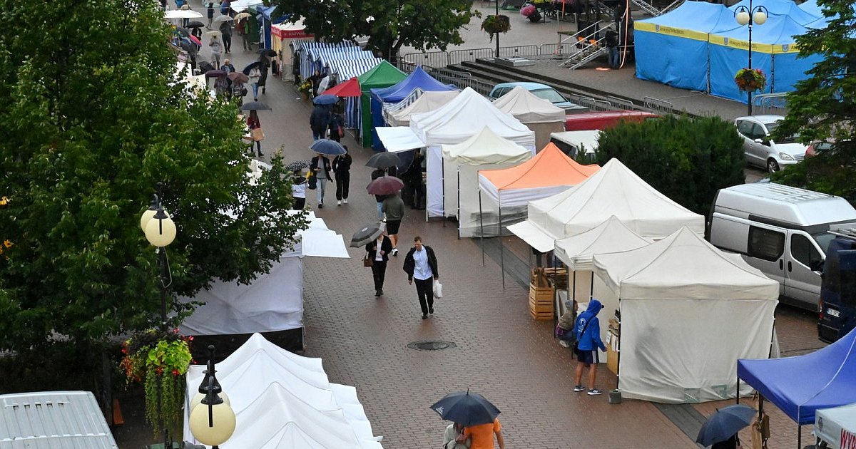 Jarmark Dominikański w Tarnobrzegu przegrywa z deszczem. Pogoda wystraszyła i klientów i część wystawców