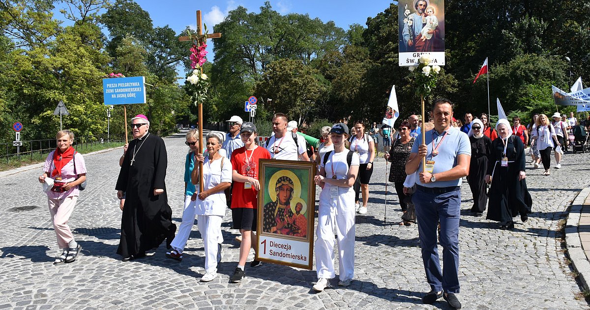 Z Sandomierza na Jasną Górę z modlitewnymi intencjami, ze śpiewem na ustach.  Wyruszyli na pątniczy szlak [FOTO]