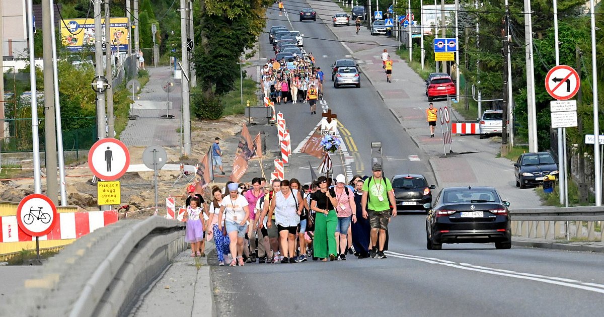 Uczestnicy 41. stalowowolskiej pielgrzymki na Jasną Górę dotarli do Tarnobrzega. Weszli do miasta ze śpiewem na ustach [ZDJĘCIA]