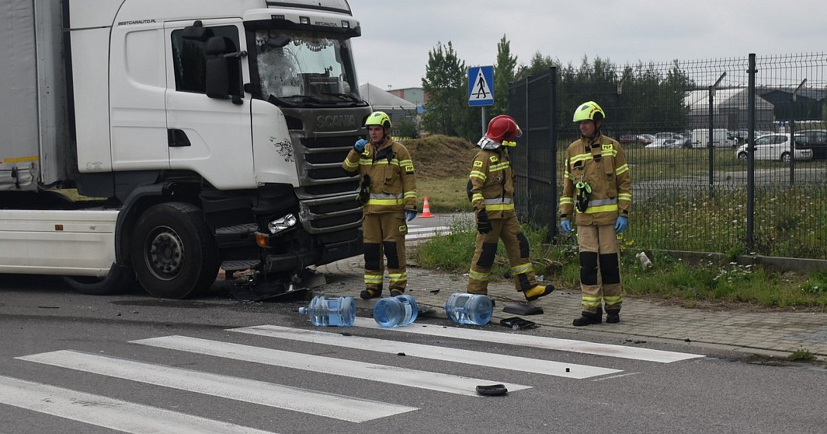 Zderzenie dwóch samochodów ciężarowych w Chmielowie [ZDJĘCIA]