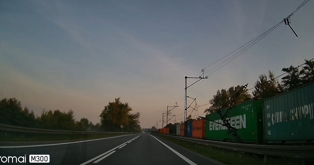 Awaria na linii kolejowej pod Tarnobrzegiem. Na wagony zawalił się się słup [ZDJĘCIA]