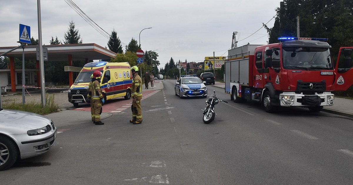 Zderzenie motocykla z samochodem osobowym w Tarnobrzegu. Ulica Mickiewicza w rejonie starej stacji paliw jest nieprzejezdna