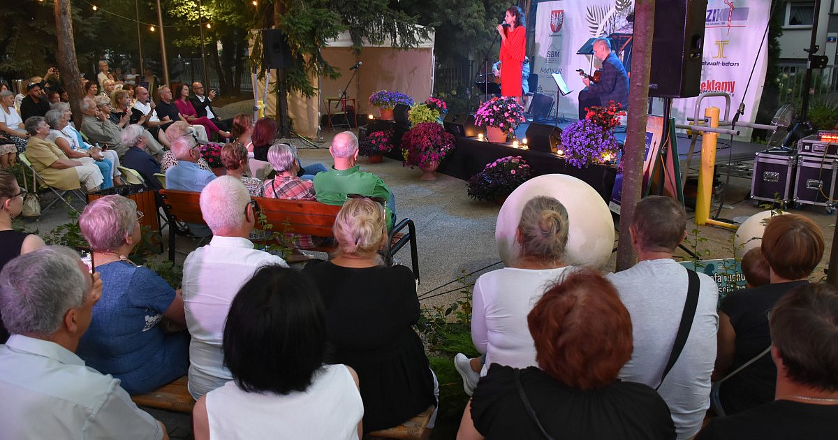 Wieczór z piosenką francuską w parkowej scenerii w Sandomierzu. Publiczność była zachwycona [ZDJĘCIA]