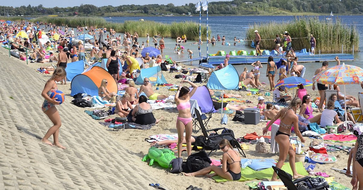 Słoneczna niedziela nad Jeziorem Tarnobrzeskim. Na obu plażach i w wodzie było wielu wypoczywających [ZDJĘCIA]