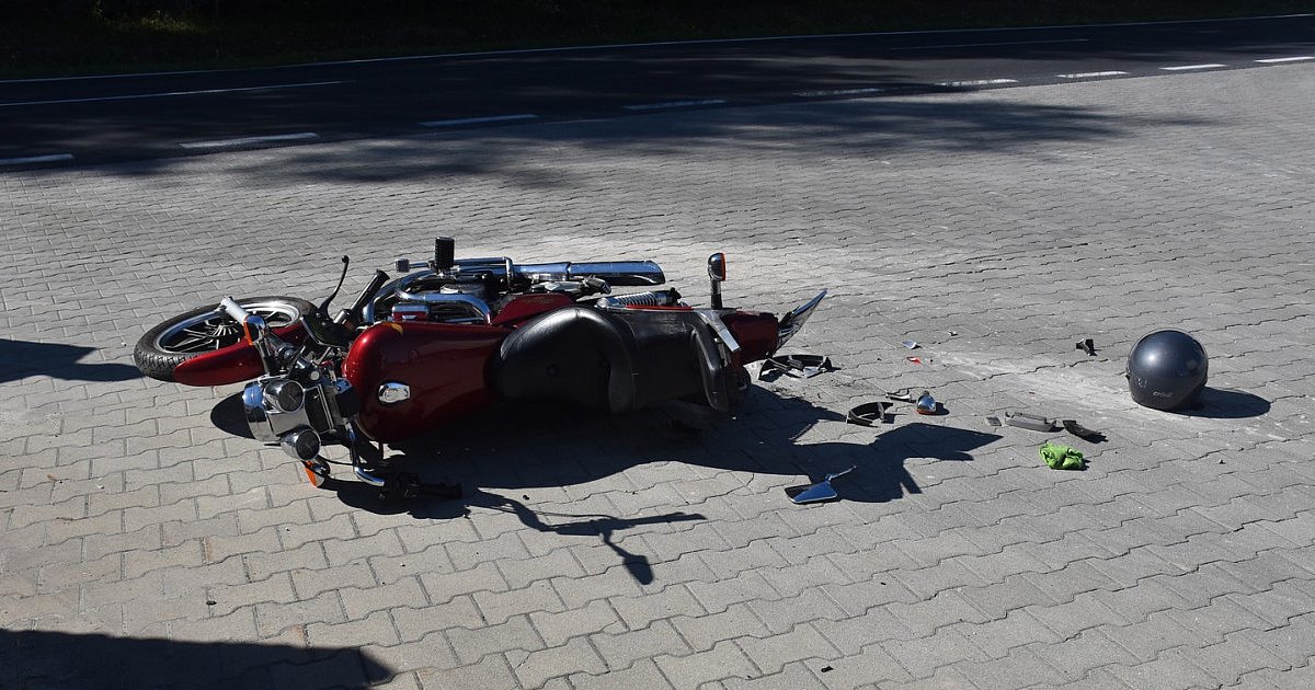 Wypadek w Stalach niedaleko Tarnobrzega z udziałem motocykla i ciężarówki. Motocyklista został ranny [ZDJĘCIA]
