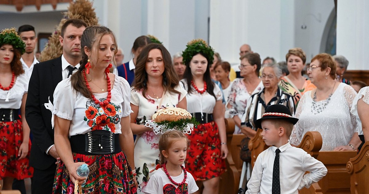 W kościele w Gorzycach poświęcili dożynkowe wieńce, a potem barwny korowód objechał teren całej parafii [ZDJĘCIE]