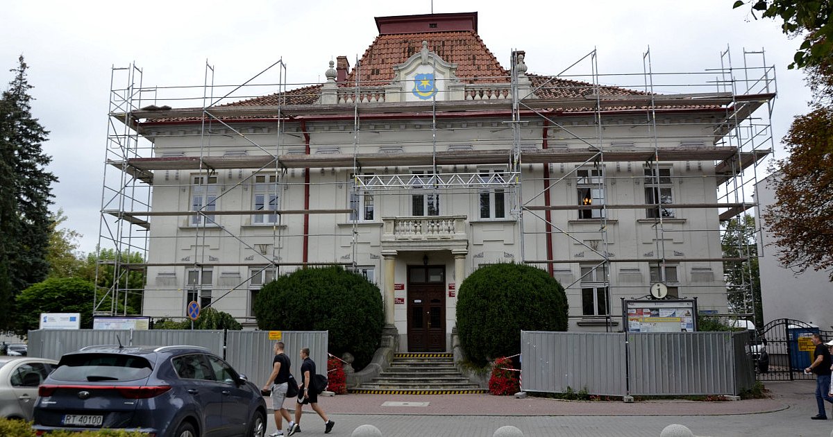Remontują dach zabytkowego budynku Urzędu Miasta w Tarnobrzegu przy ulicy Kościuszki