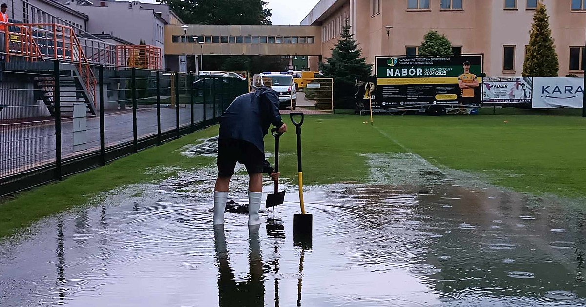 Boisko Siarki Tarnobrzeg zalane. Mecz z Podhalem Nowy Targ opóźniony [FOTO]