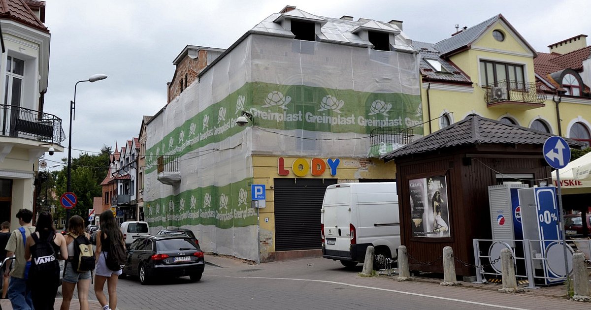 Zabezpieczyli niszczejącą kamienicę przy placu Bartosza Głowackiego w Tarnobrzegu [ZDJĘCIA]