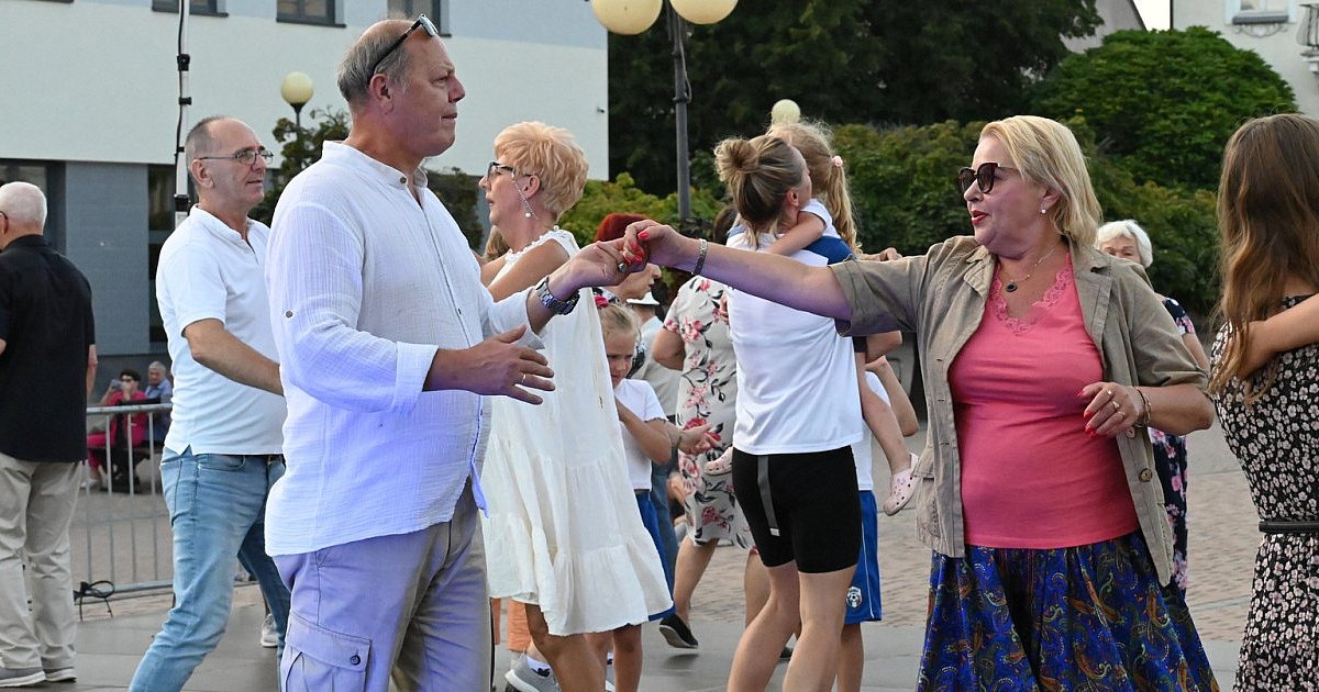 Sierpniowa potańcówka w Tarnobrzegu ożywiła plac Bartosza Głowackiego. Bawiono się zarówno na parkiecie, jak i poza nim