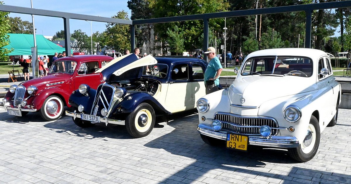 Motoryzacyjne cudeńka na Retrotłokach 2024 w Gorzycach. Wiele pokazanych samochodów i motocykli to prawdziwe unikaty [ZDJĘCIA]