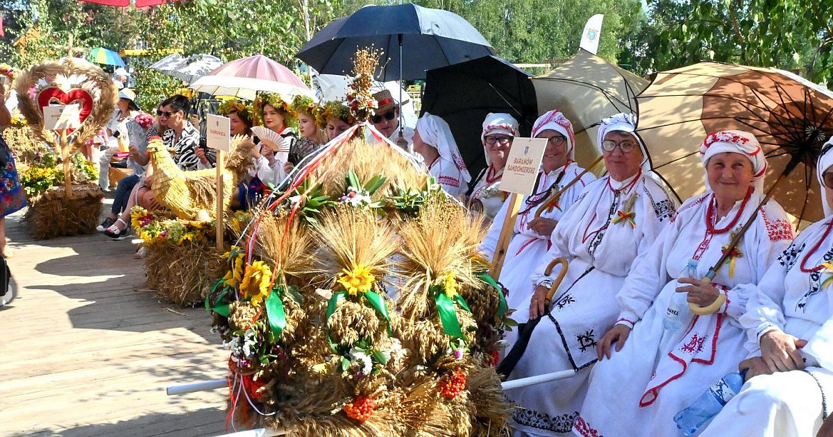 Dożynki gminy Baranów Sandomierski w Suchorzowie. Imprezę zorganizowano z wielkim rozmachem [ZDJĘCIA]