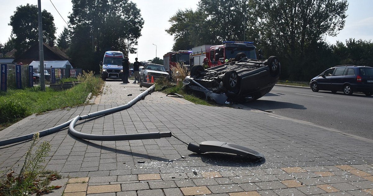 Dachowanie Peugeota na ul. Sikorskiego w Tarnobrzegu. Są utrudnienia w ruchu w kierunku Sandomierza [ZDJĘCIA]