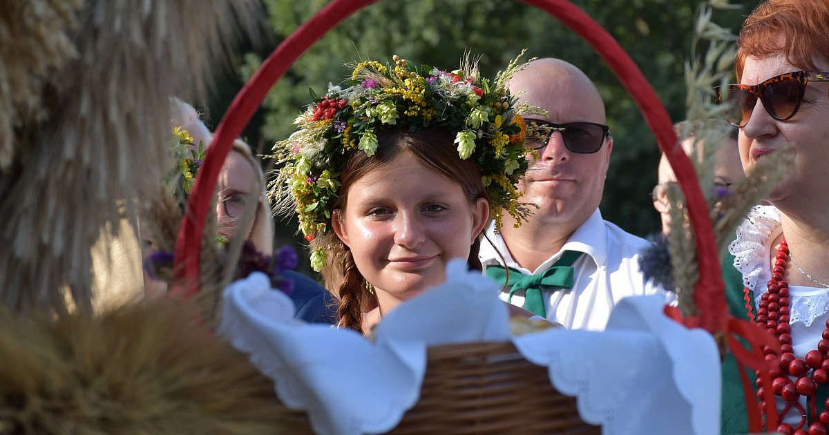 W podzięce za plony. Powiatowe dożynki w Sandomierzu. Najpiękniejszy wieniec uwili mieszkańcy gminy Koprzywnica [ZDJĘCIA]