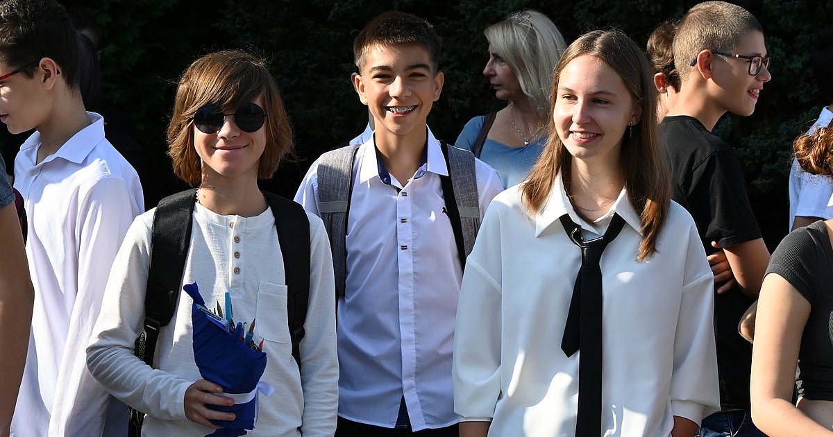 Wybrzmiał pierwszy dzwonek! Zobacz, jak nowy rok szkolny przywitali uczniowie tarnobrzeskiej "Dziesiątki" [FOTO]