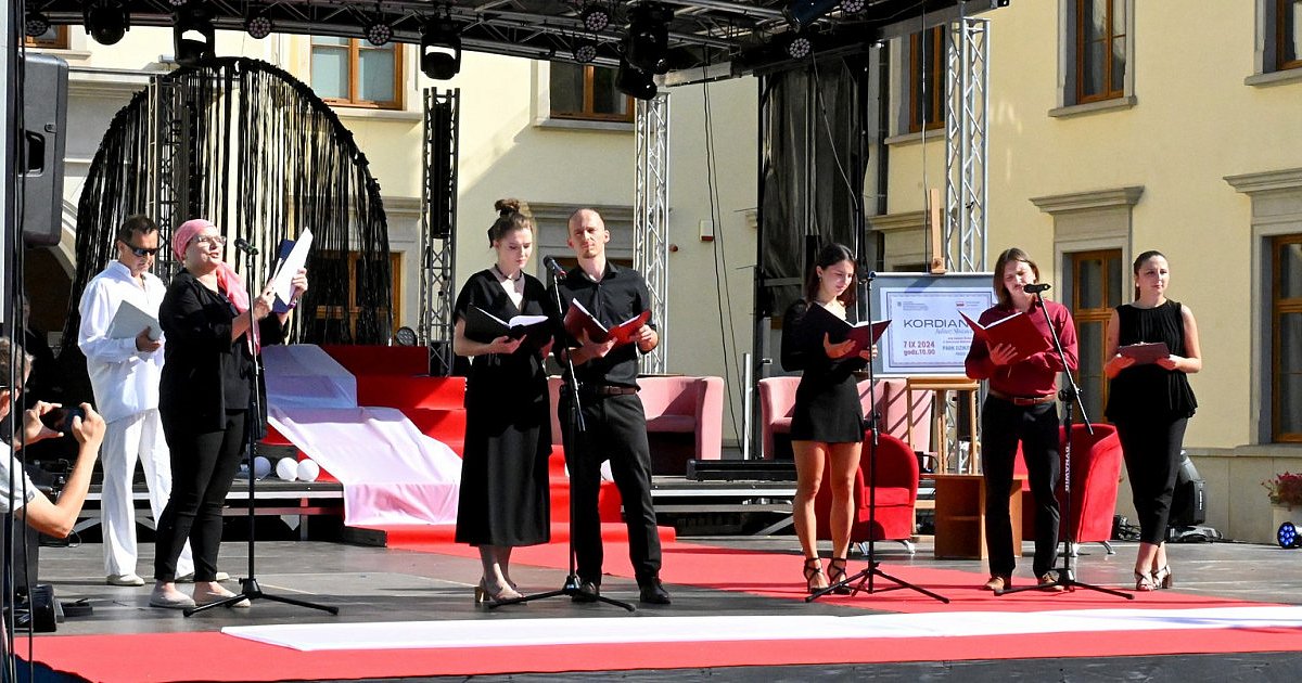 "Kordian" przed Zamkiem Tarnowskich w Tarnobrzegu. Wyjątkowa oprawa Narodowego Czytania 2024 [ZDJĘCIA]