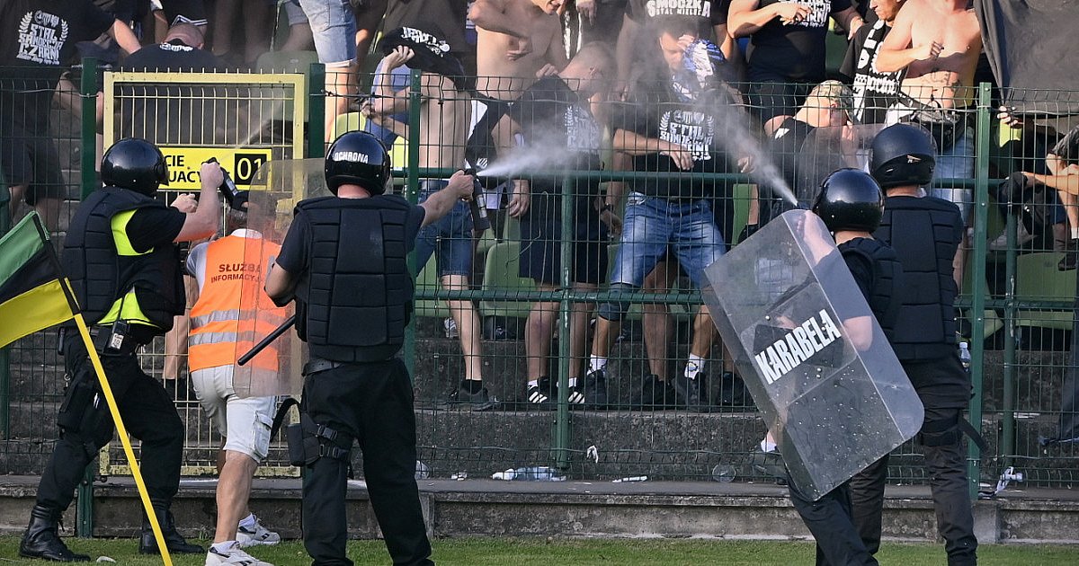 Awantura na meczu Siarki z Sandecją. Mecz został przerwany, a na murawę weszła policja [ZDJĘCIA][WIDEO]