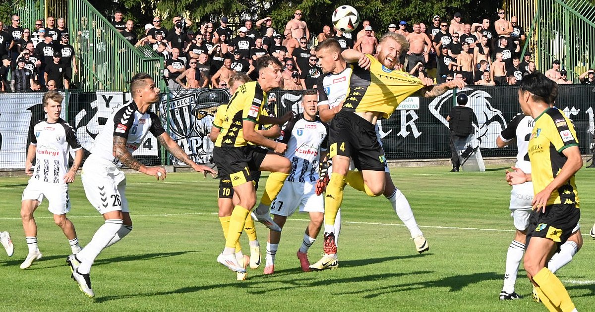 Siarka Tarnobrzeg przegrała z Sandecją Nowy Sącz. Mecz został przerwany przez zachowanie kibiców gości [ZDJĘCIA]