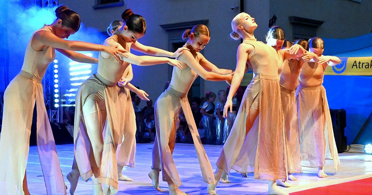 Fantastyczny pokaz FRAM na Festiwalu Muzyki, Tańca i Teatru przed Zamkiem Tarnowskich w Tarnobrzegu [ZDJĘCIA]