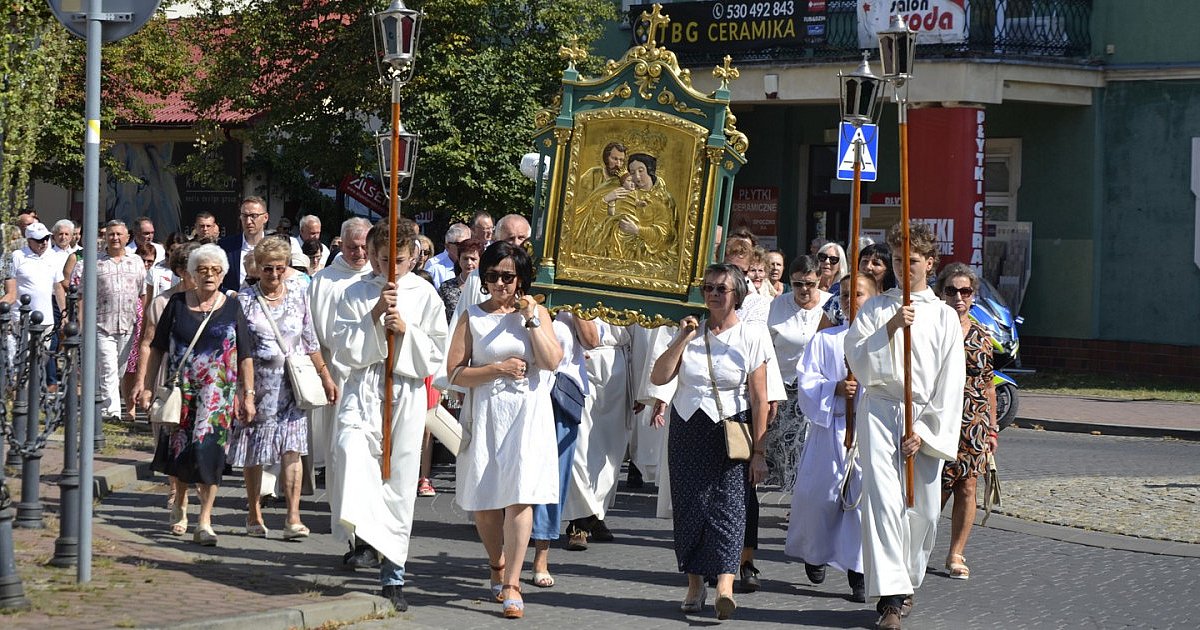 Dominikańska procesja przeszła z Zamku Tarnowskich w Tarnobrzegu do Sanktuarium Matki Bożej Dzikowskiej [FOTO]