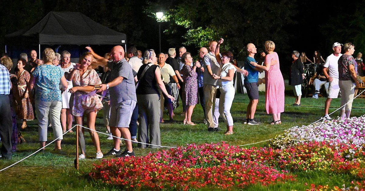 Potańcówka na trawie zwieńczyła Tarnobrzeskie Dni Seniora 2024. Tańczono przed Zamkiem Tarnowskich [ZDJĘCIA]