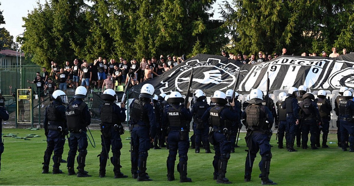 Po zajściach na stadionie w Tarnobrzegu - jest komunikat policji. Służby wylegitymowały ponad 400 osób po meczu