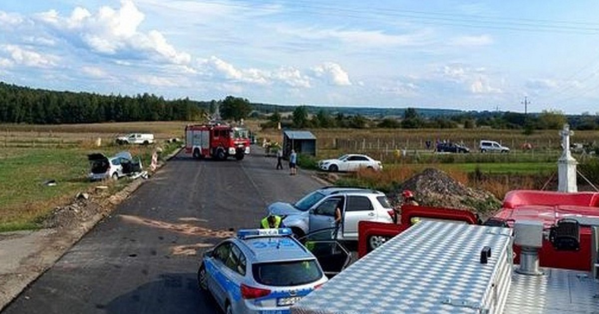 Kraksa na skrzyżowaniu. 32-latek przewieziony do szpitala [ZDJĘCIA]