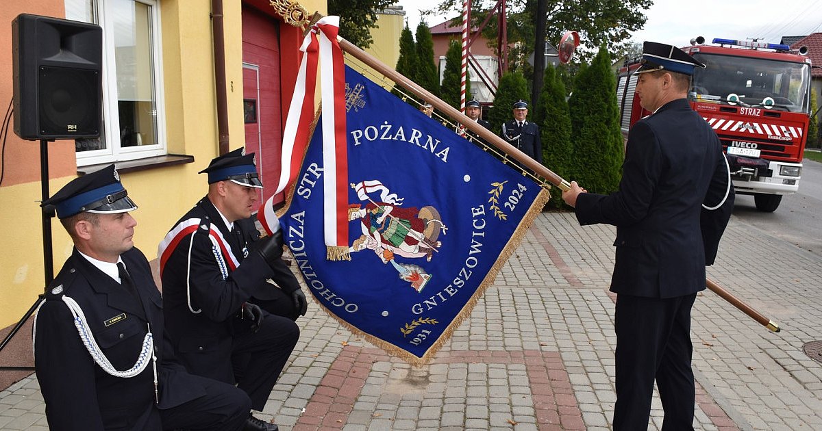 Strażacy z Gnieszowic w gm. Koprzywnica mają nowy sztandar [ZDJĘCIA]