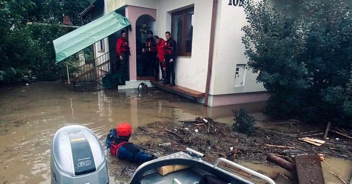 Ratownicy z Wodnego Pogotowia Ratunkowego z Tarnobrzega ratują ludzi na Śląsku