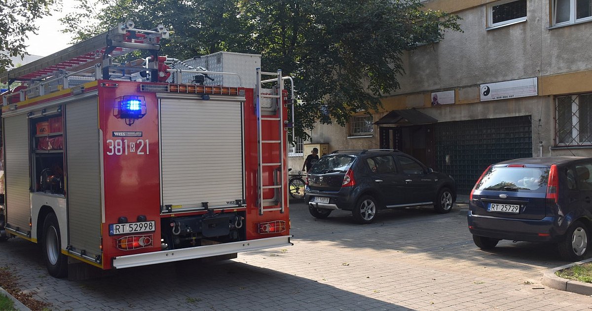 Martwili się, że sąsiadka nie daje znaku życia, zaalarmowali służby. Okazało się, że kobieta była poza domem [ZDJĘCIA]