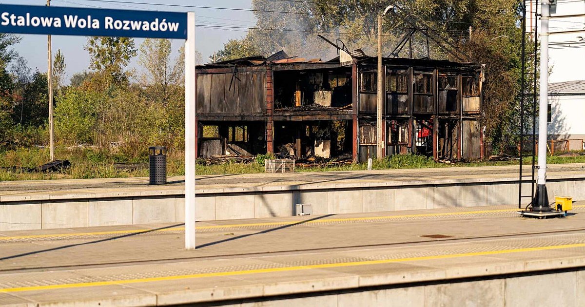 Stalowa Wola: Pożar pustostanu przy stacji PKP [ZDJĘCIA]