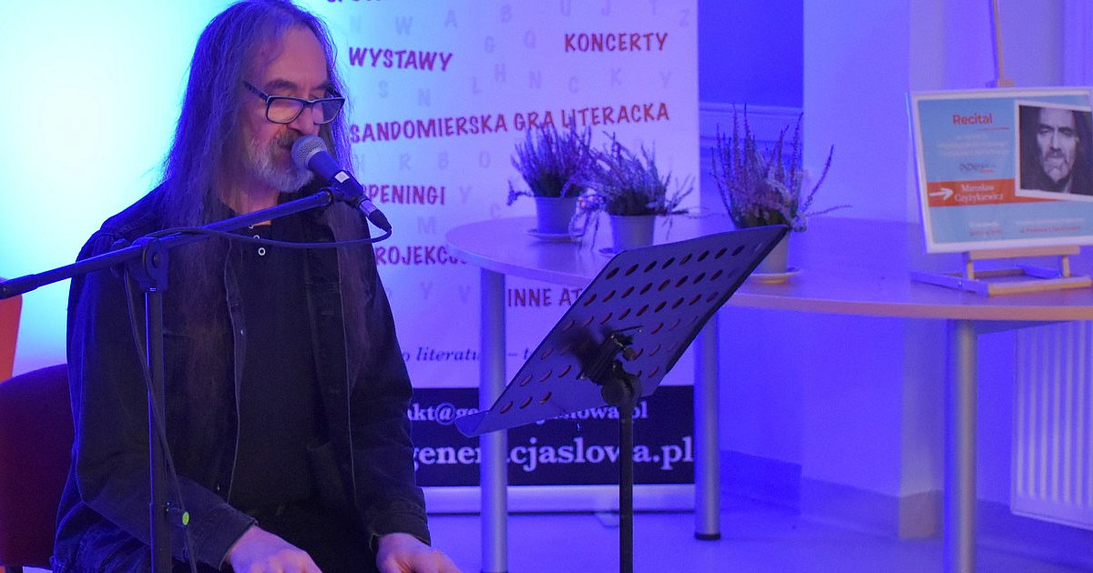 "Muzyka wieczorem". Mirosław Czyżykiewicz zaśpiewał w sandomierskiej bibliotece wiersze Jarosława Iwaszkiewicza [ZDJĘCIA]