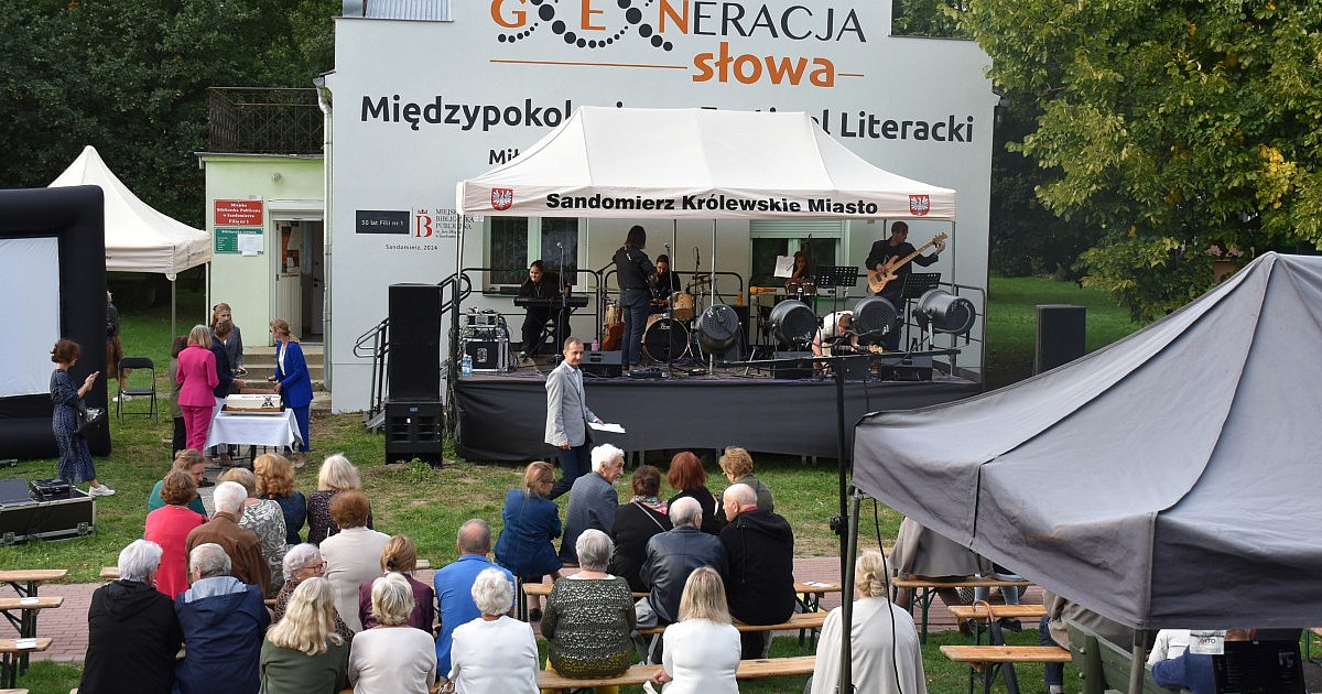 Mural, poezja w muzycznej oprawie, tort i podziękowania. Urodziny sandomierskiej książnicy i trzeci dzień festiwalu