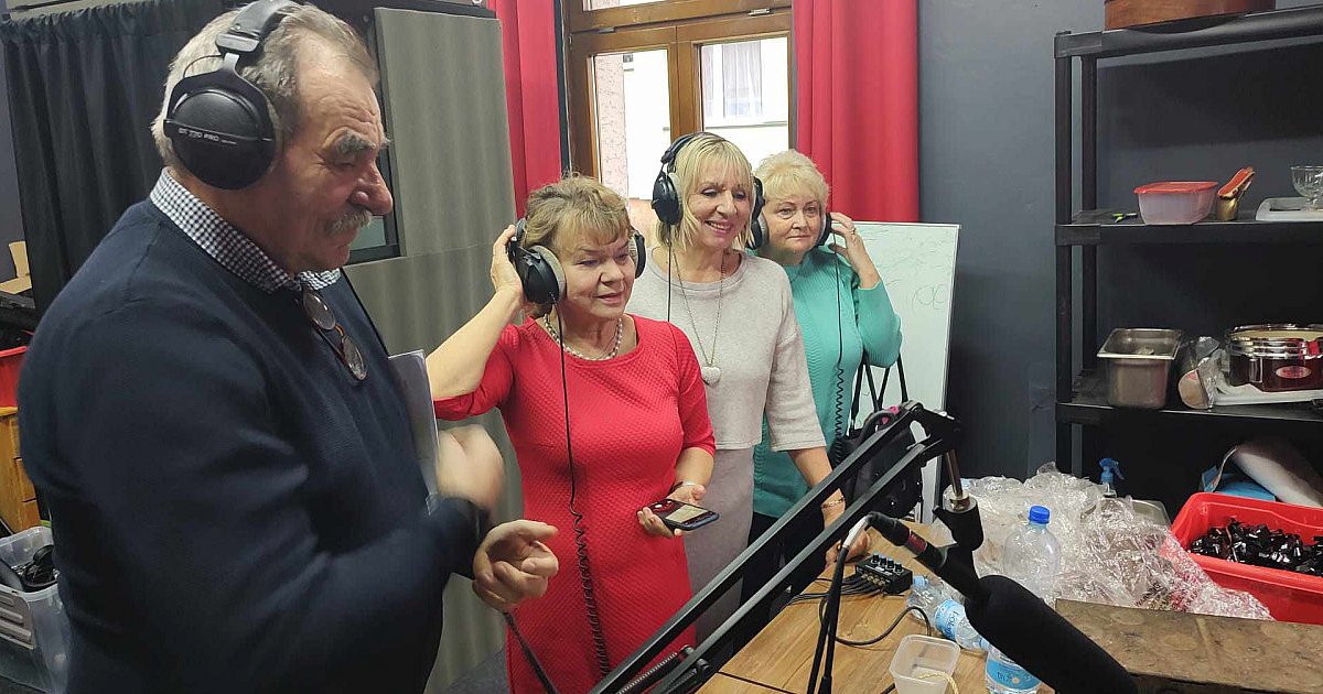 Tarnobrzescy seniorzy przygotowali słuchowisko radiowe. Posłuchajcie!