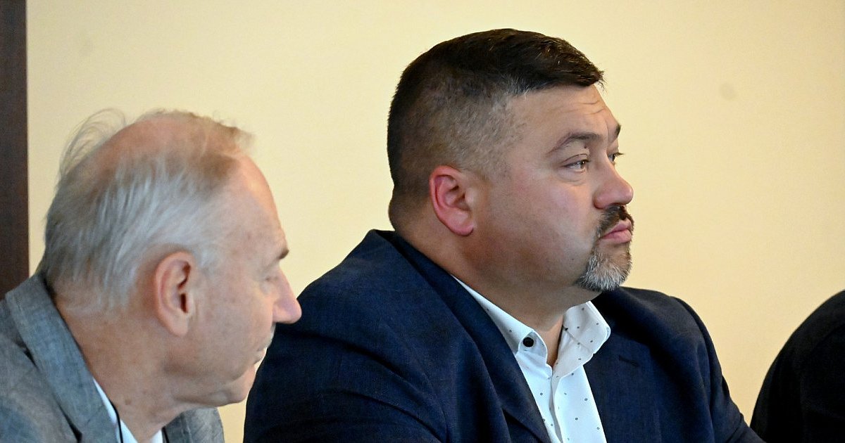 Tarnobrzescy radni murem za radnym Robertem Popkiem. Rada nie zgodziła się na zwolnienie go z pracy w Zakładach Chemicznych