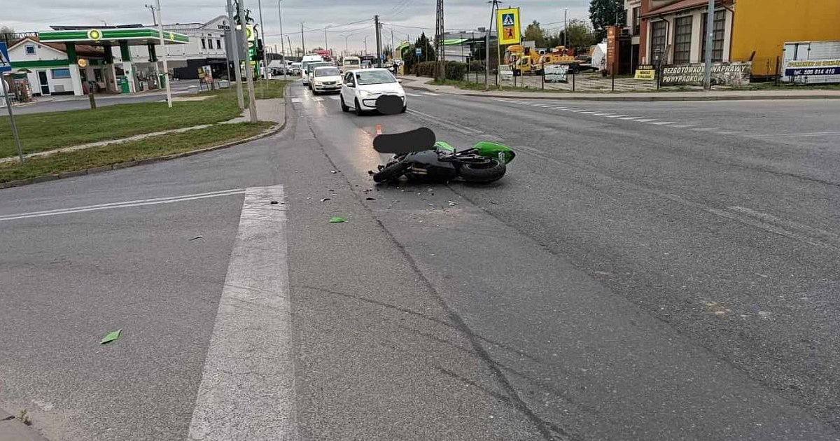 Zderzenie osobówki z motocyklem w Sandomierzu. Jedna osoba w szpitalu