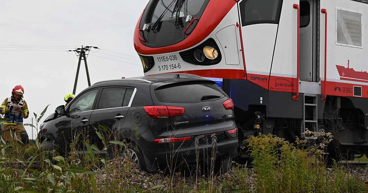 Zderzenie pociągu z osobówką w Tarnobrzegu [ZDJĘCIA]
