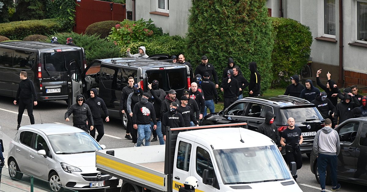 Kibice Wisły chcieli skonfrontować się z fanami Siarki. Przeszkodziła policja [ZDJĘCIA] [WIDEO]