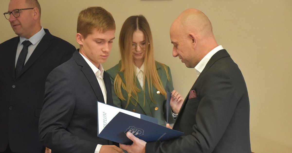 Stypendia dla uczniów i nagrody dla nauczycieli - święto edukacji w tarnobrzeskim starostwie [ZDJĘCIA]