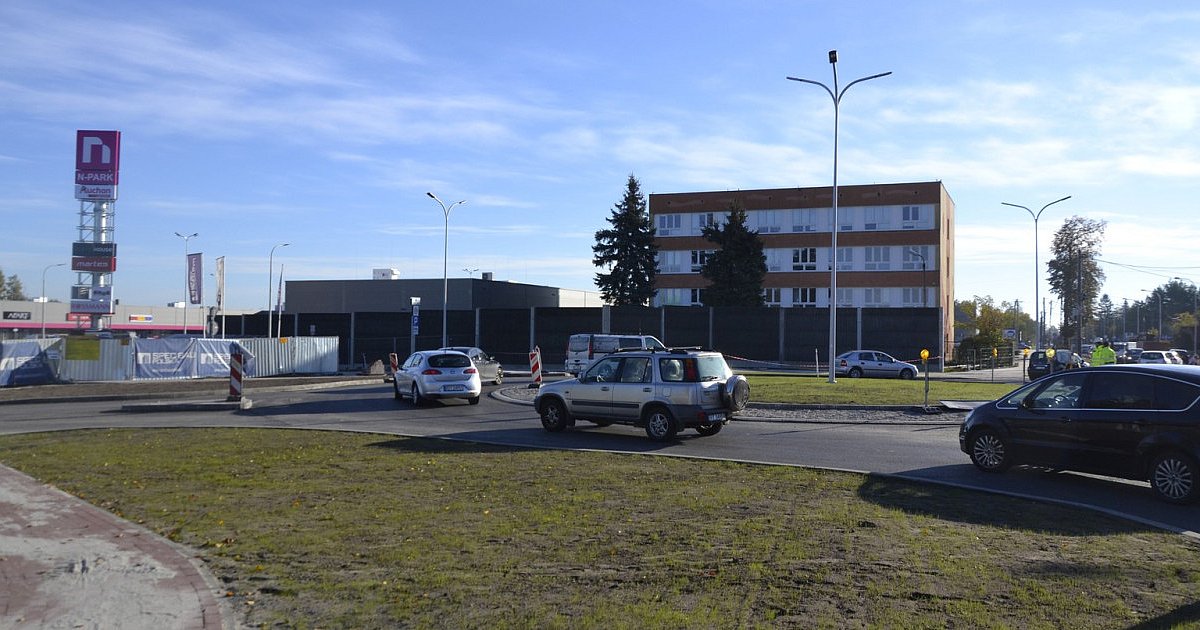 Dobiega końca budowa ronda przy N-Parku w Mokrzyszowie. Kiedy zmiana organizacji ruchu? [ZDJĘCIA]