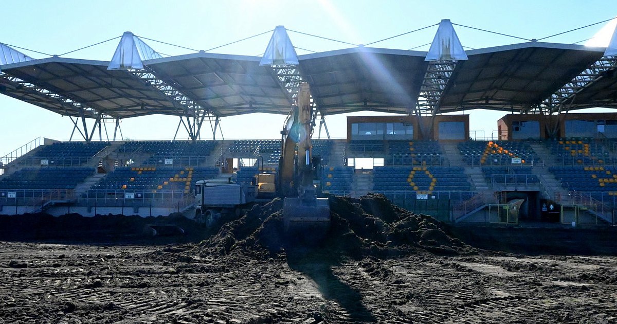Ciężki sprzęt wjechał na płytę stadionu w Tarnobrzegu. Remont potrwa do końca roku [ZDJĘCIA]
