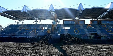 Ciężki sprzęt wjechał na płytę stadionu w Tarnobrzegu [ZDJĘCIA]-216381