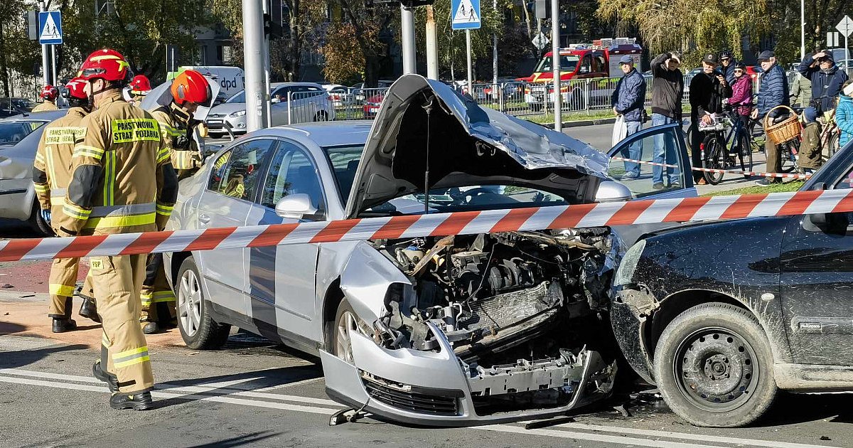 Wypadek przy KFC w Stalowej Woli. Droga zablokowana [ZDJECIA]