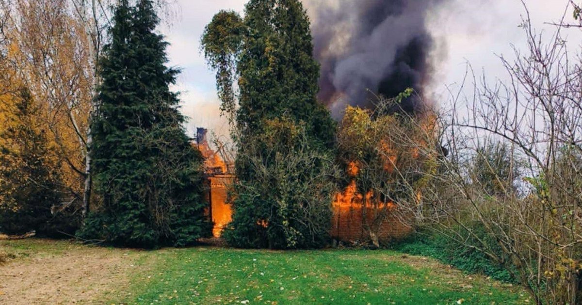 Duży pożar budynku we Wrzawach, na miejscu 7 zastępów straży pożarnej [ZDJĘCIA]