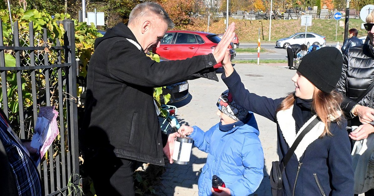 Trwa kwesta na renowację najstarszej nekropolii Tarnobrzegu. Wolontarusze kwestują przy wejściach na tarnobrzeskie cmentarze [ZDJĘCIA]