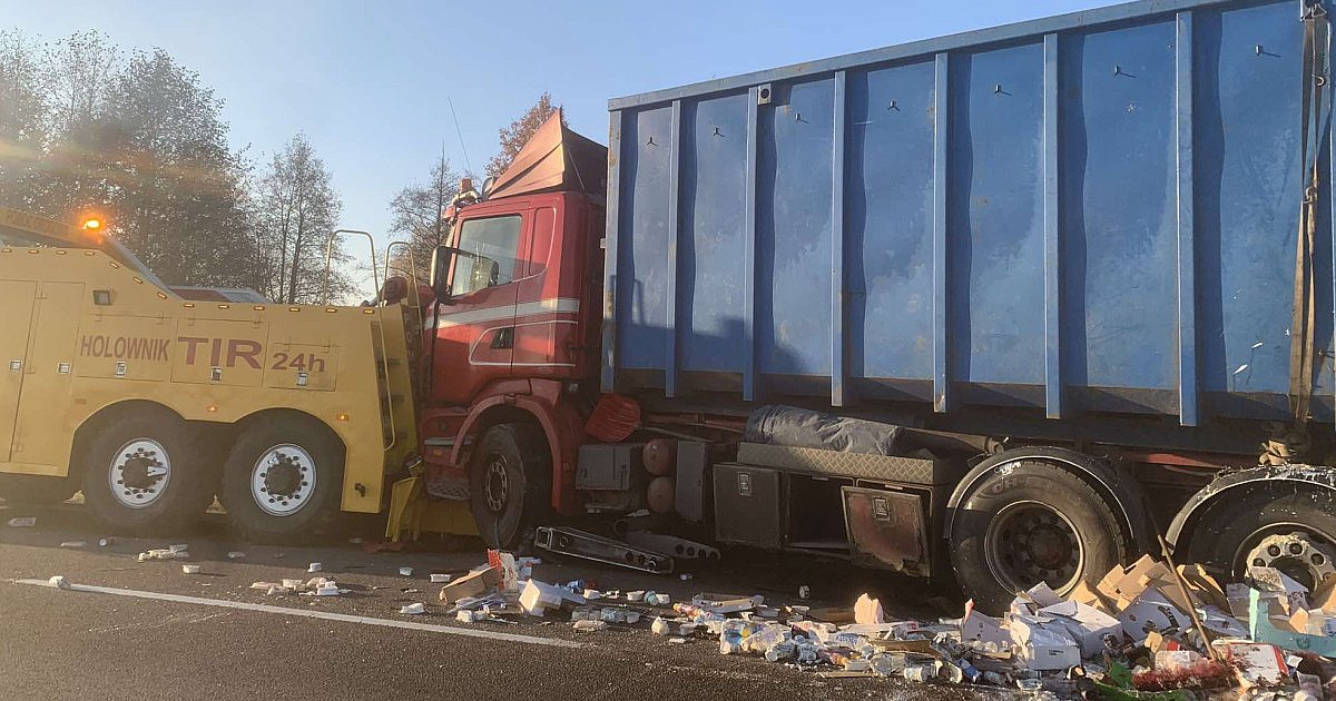 Zderzenie ciężarówki z lawetą na drodze krajowej nr 9